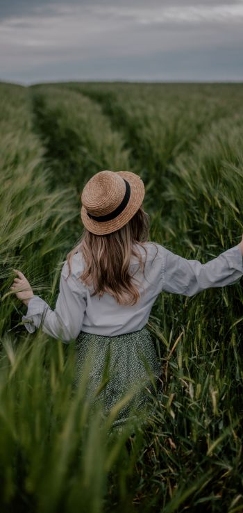 field, girl in a hat Wallpaper 720x1520