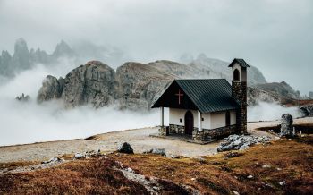Обои 2560x1600 церковь, в горах
