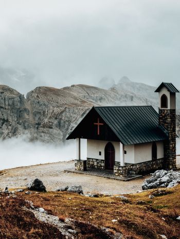 Обои 1620x2160 церковь, в горах