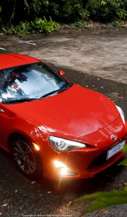 Toyota GT86, rain Wallpaper 600x1024