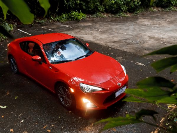 Обои 800x600 Toyota GT86, дождь