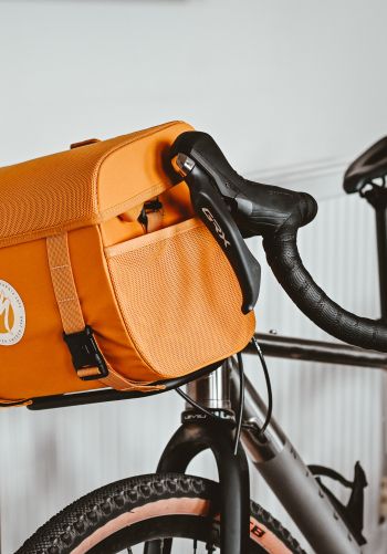 Обои 1668x2388 велосипед, сумка для пикника