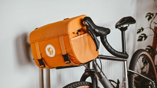 Обои 1366x768 велосипед, сумка для пикника