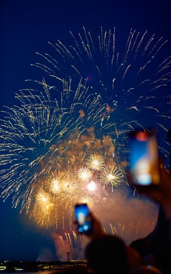 fireworks, shooting on the phone Wallpaper 1600x2560