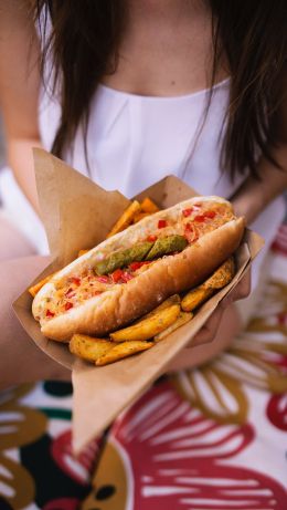 girl with food Wallpaper 640x1136