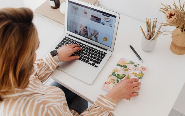 woman at desk Wallpaper 2560x1600