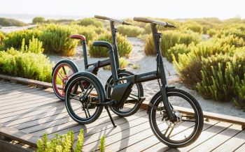 Обои 1920x1200 два велосипеда, дорожка на пляже