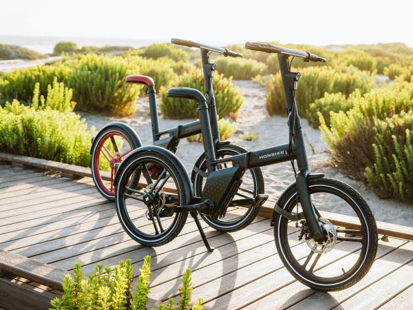 two bikes, walkway on the beach Wallpaper 800x600