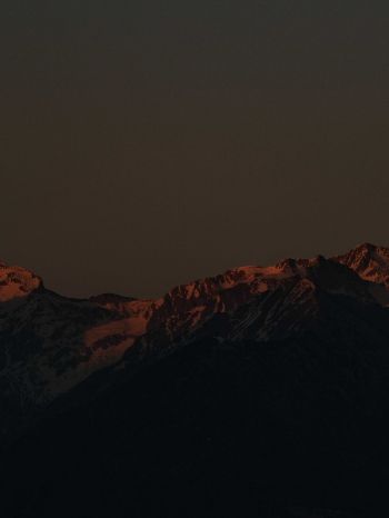 Обои 1668x2224 горы в момент заката