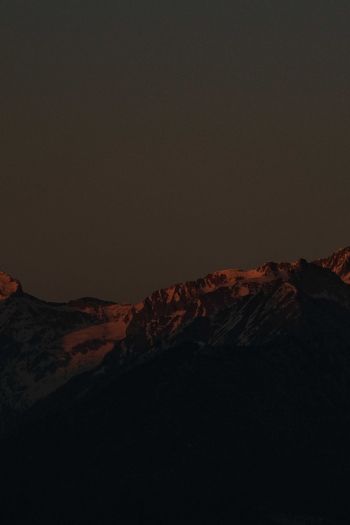 Обои 640x960 горы в момент заката