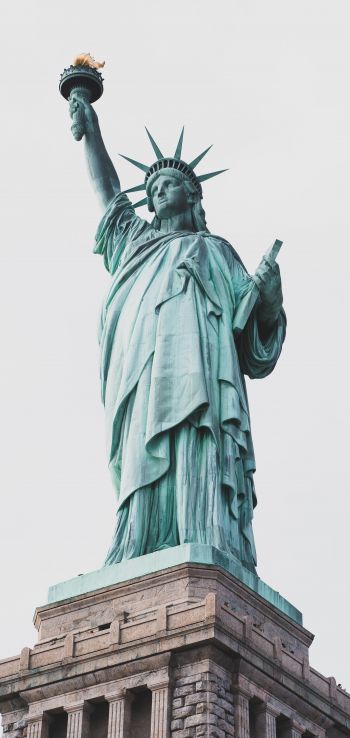 statue of liberty Wallpaper 1080x2280