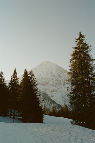 Arnisee, Gurtnellen, Switzerland Wallpaper 640x960