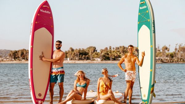 surfers, group of friends Wallpaper 1600x900