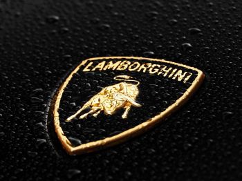 Обои 1024x768 эмблема Lamborghini, капли