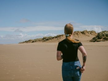 Formby, Liverpool, Great Britain, girl Wallpaper 800x600