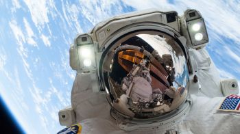 astronaut, selfie, planet earth Wallpaper 1600x900