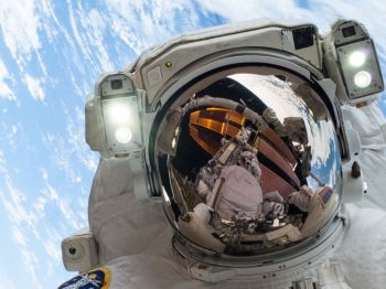 astronaut, selfie, planet earth Wallpaper 1024x768