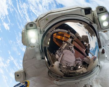 astronaut, selfie, planet earth Wallpaper 1280x1024