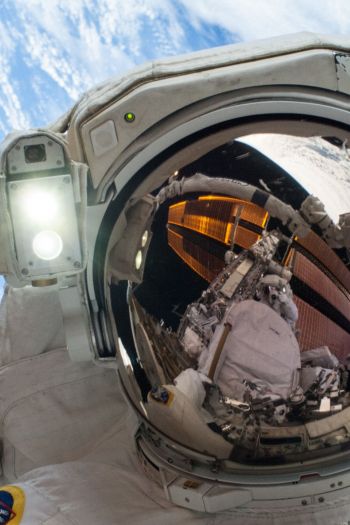 astronaut, selfie, planet earth Wallpaper 640x960