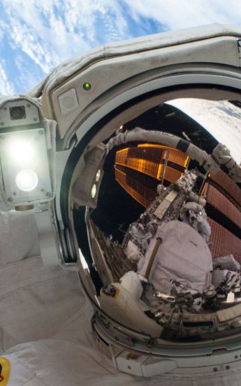 astronaut, selfie, planet earth Wallpaper 800x1280