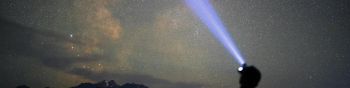 beam of light, night sky Wallpaper 1590x400