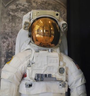 Обои 3618x3860 костюм космонавта, США