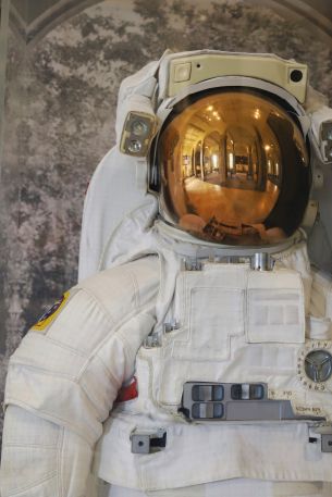 astronaut suit gg, USA Wallpaper 640x960
