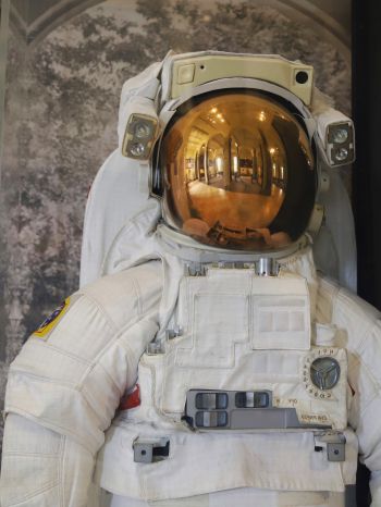 Обои 2048x2732 костюм космонавта, США
