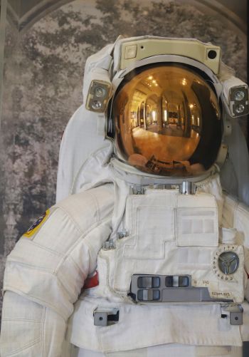 Обои 1668x2388 костюм космонавта, США