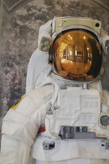 Обои 640x960 костюм космонавта, США