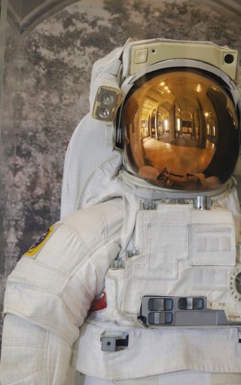 Обои 1752x2800 костюм космонавта, США