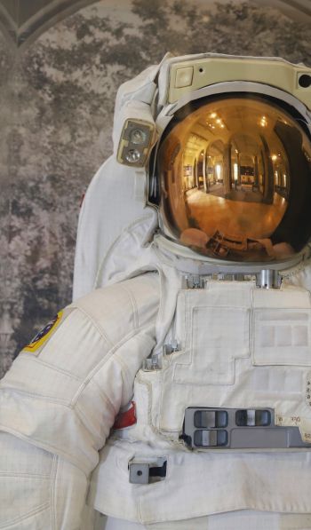 Обои 600x1024 костюм космонавта, США