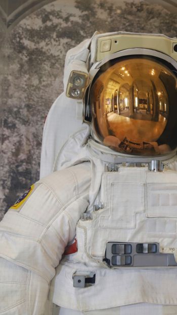 Обои 640x1136 костюм космонавта, США