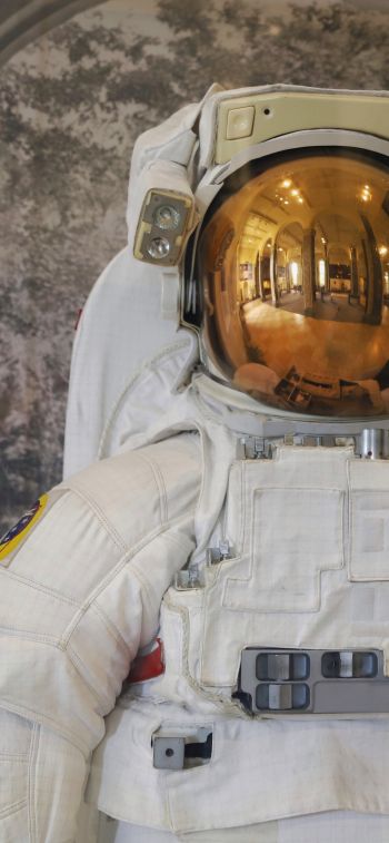 Обои 1242x2688 костюм космонавта, США