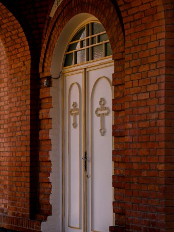 Обои 1536x2048 двери церкви, храм