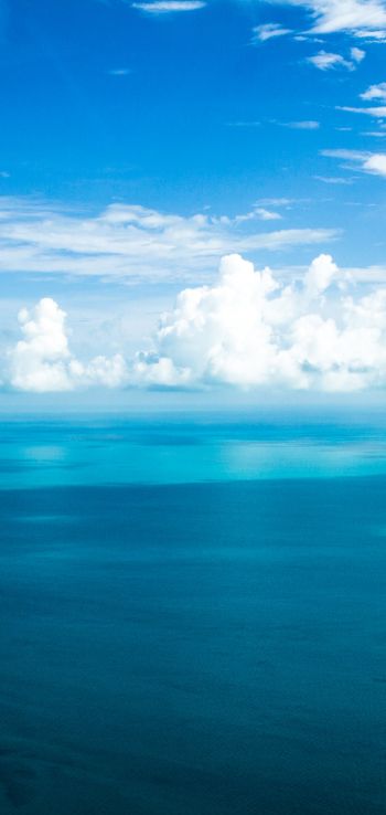 Обои 720x1520 кучевые облака, море, синий