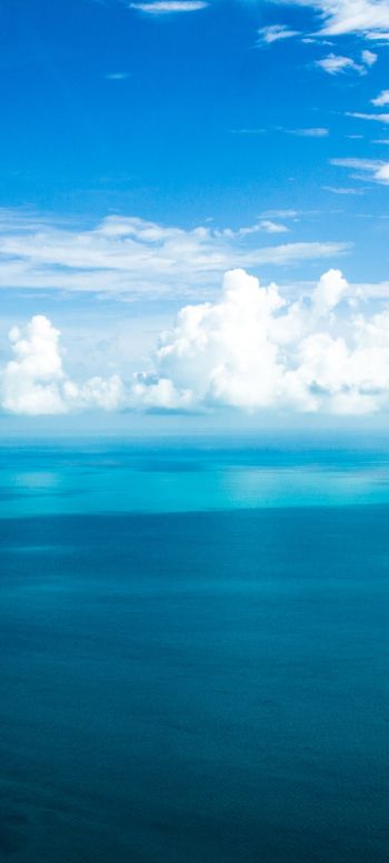 Обои 720x1600 кучевые облака, море, синий