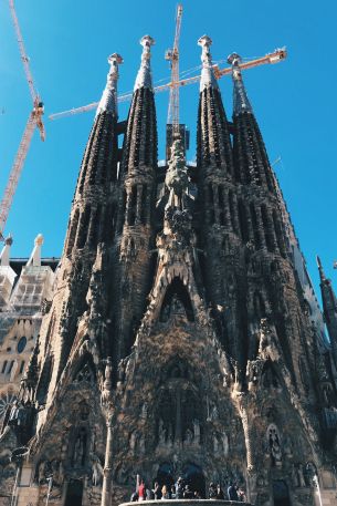 Sagrada Familia, Barcelona, Spain Wallpaper 640x960