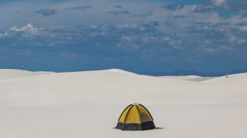 Обои 2560x1440 палатка, снежная долина