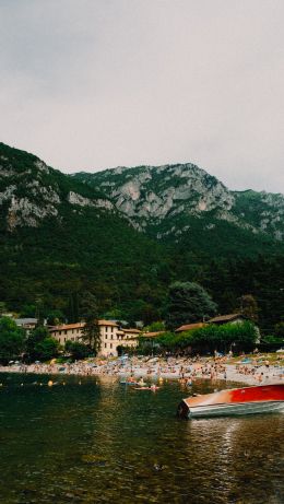 Lierna, province of Lecco, Italy Wallpaper 640x1136