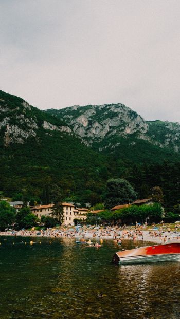 Lierna, province of Lecco, Italy Wallpaper 640x1136