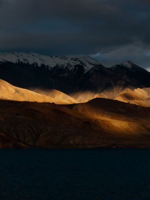 Lake Pangong, Leh Ladakh Wallpaper 2048x2732