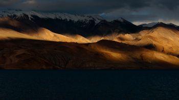 Lake Pangong, Leh Ladakh Wallpaper 1366x768