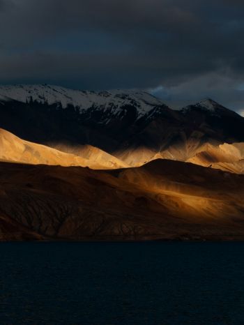 Lake Pangong, Leh Ladakh Wallpaper 1536x2048