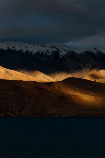 Lake Pangong, Leh Ladakh Wallpaper 640x960