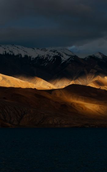 Lake Pangong, Leh Ladakh Wallpaper 1600x2560
