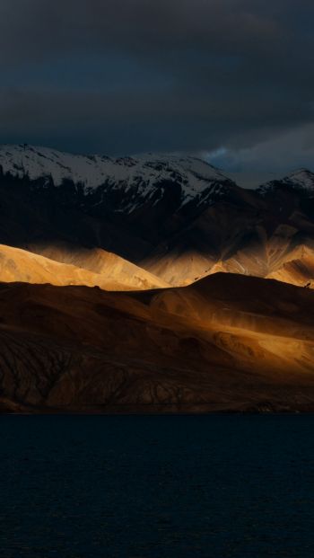 Lake Pangong, Leh Ladakh Wallpaper 640x1136
