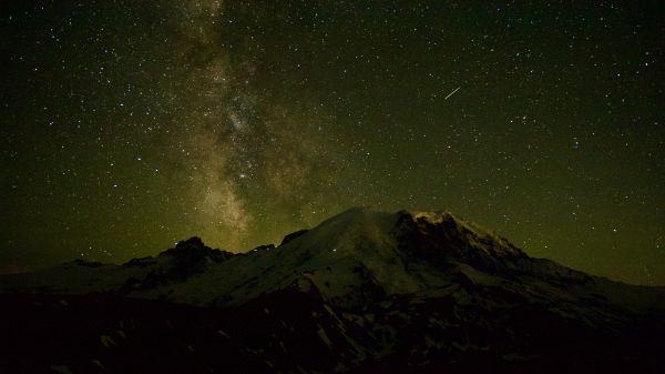 Обои 2048x1152 ночное небо, горы