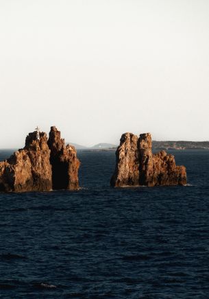 Обои 1668x2388 Греция, скалы в море