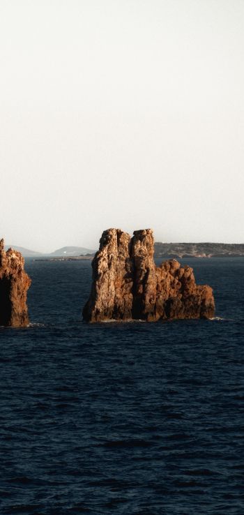 Обои 1440x3040 Греция, скалы в море